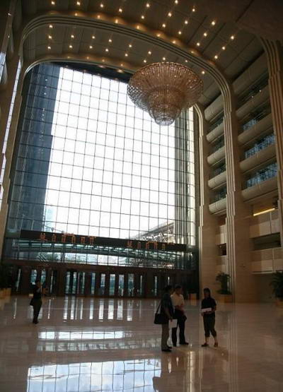 中石化大楼安装1200万天价吊灯