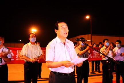 录像显示民航中南局局长翻墙进入铁轨