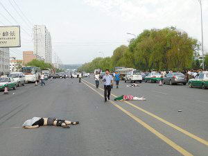吉林政协委员酒驾撞死3人 被10余的哥截停