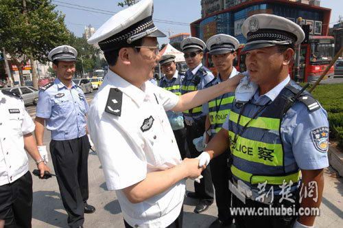 武汉交警被指排队等候政委擦汗 官方否认作秀