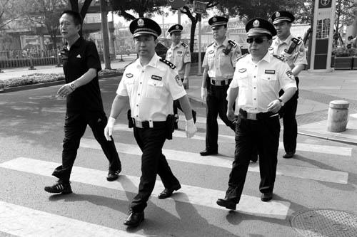 公安局长烈日巡逻(图)