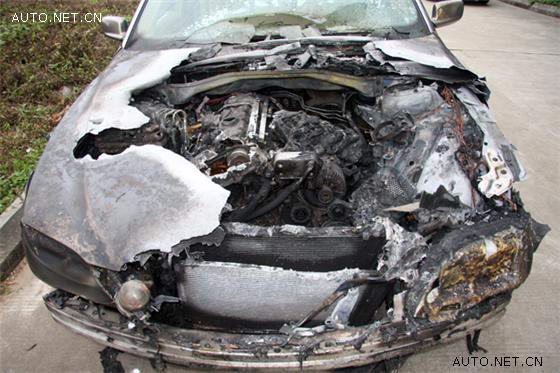 进口宝马730行驶中自燃 <wbr>车主4s店前拉横幅维权 天涯汽车网 进口宝马730自燃 店前拉横幅 车主讨说法