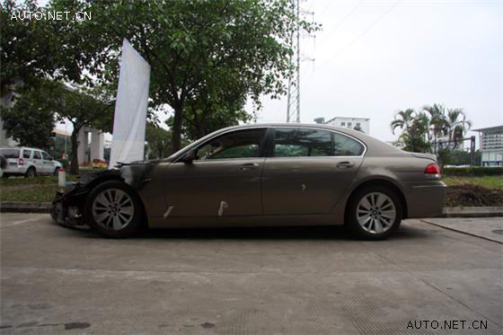 进口宝马730行驶中自燃 <wbr>车主4s店前拉横幅维权 天涯汽车网 进口宝马730自燃 店前拉横幅 车主讨说法