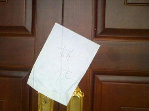 李途纯的家人说,专案组曾多次到其在北京和长沙等地的住宅搜查,没有一次出示过法律手续,查封株洲太子奶公司时就是由相关干警当场手写一个封条贴在门上。