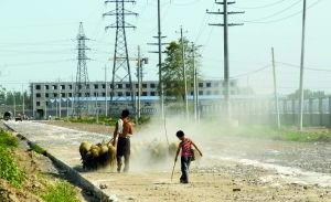 7��9�գ���̨�º�����֣�壬���������޵���·�ϸ���Χǽ��һ�����Υ��ռ��300��Ķ�Ľ���������ҵ�� ���� ���鳬