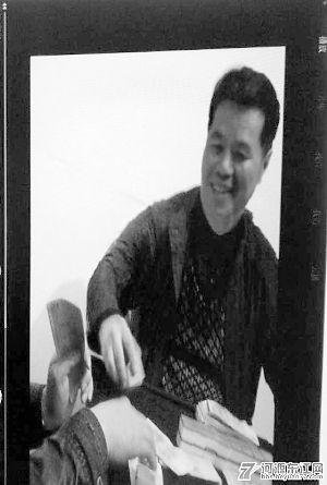 自称是杜伟军“二奶”的女子在举报帖中贴出数张两人的裸照和杜伟军打麻将赌博的照片,作为举报证据。(资料图片)