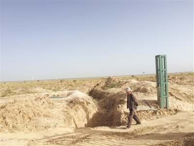 2015年8月,面对数千外来者对黑枸杞的掠夺,阿拉尔草原的承包商挖起了“护城河”,远处草原的绿色,已经渐渐变成黄色 点击进入下一页